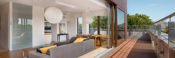 Panorama Des Eleganten Wohnzimmers Mit Offener Fensterwand Zur Stilvollen Holzterrasse — Stockfoto