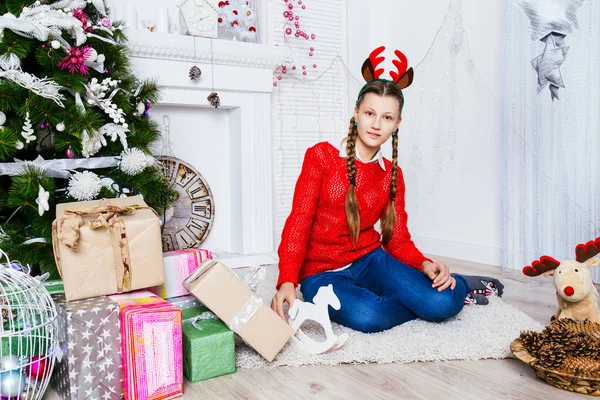 Młoda dziewczyna w studio z ozdobami świątecznymi. Koncepcja Boże Narodzenie i nowy rok — Zdjęcie stockowe