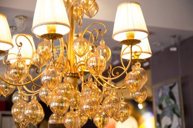 İç kısımda avize var.