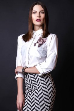 Güzel kadın sihir modeli iş ofis moda giysiler giymek rahat tarzı.