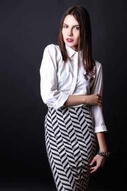 Güzel kadın sihir modeli iş ofis moda giysiler giymek rahat tarzı.