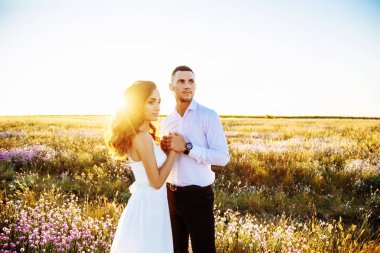 Alanına, aşık veya yeni evli mükemmel gökyüzü günbatımı poz güzel Çift