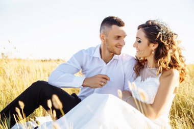 Alanına, aşık veya yeni evli mükemmel gökyüzü günbatımı poz güzel Çift