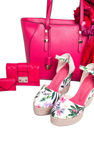 Moderne rosa Tasche für Frauen, Handtasche, Sandalen und Schal auf weißem Hintergrund — Stockfoto