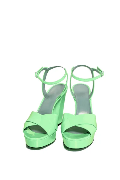 孤立在白色背景上的柔和的绿色麂皮绒妇女鞋. — 图库照片