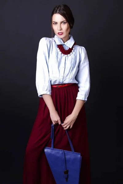 Elegante meisje in denim blouse en rode rok in studio op witte achtergrond — Stockfoto