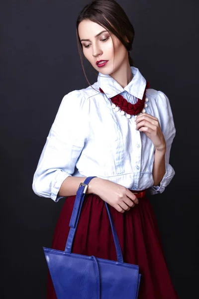 Elegant flicka i denim blus och röd kjol i studio på vit bakgrund — Stockfoto