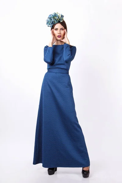 Jonge sexy meisje. Mode portret van jonge mooie vrouw in lange blauwe jurk. Witte achtergrond — Stockfoto