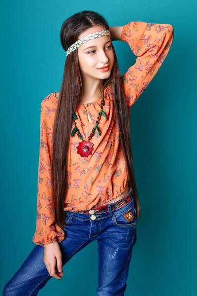 Porträtt av vackra unga hippie gir i studio — Stockfoto
