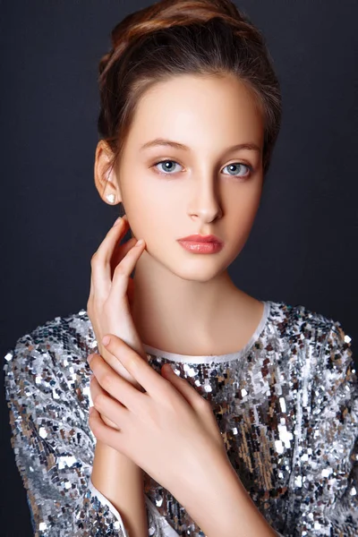 Mode porträtt. ung modell bär silver kvällen klänning. Studio svart bakgrund . — Stockfoto