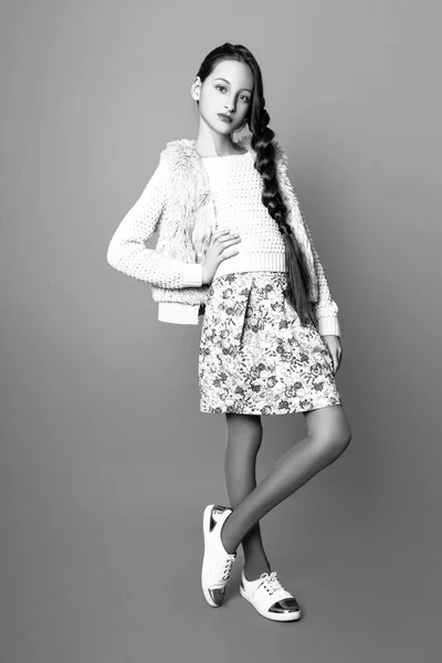귀여운 패션, 아름 다운 소녀는 스웨터와 스튜디오에서 포즈를 취하 긴 머리와 치마에 십 대. 흑인과 백인 사진 — 스톡 사진