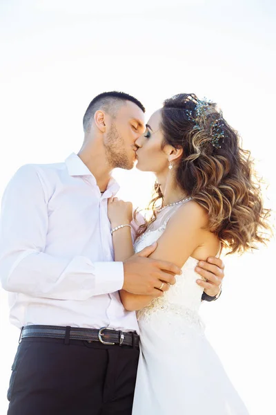 Beau couple dans le champ, Amoureux ou jeunes mariés posant sur le coucher du soleil avec un ciel parfait — Photo