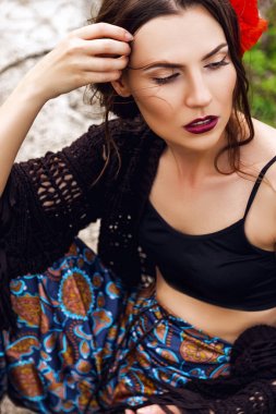 moda açık saç alanında çiçeklerle güzel bir esmer kadın portresi