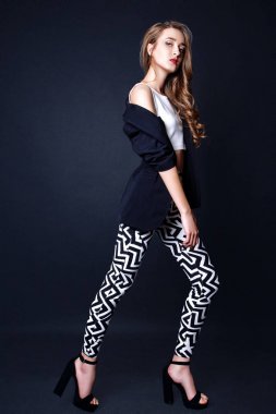 Siyah arka plan üzerine genç kadının fotoğrafını stüdyo.