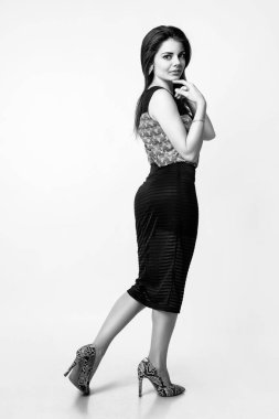 moda stil stüdyo fotoğraf beyaz arka plan üzerinde şirin bir esmer. Siyah ve beyaz