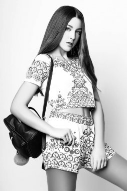 Sevimli kız studio doğa portre poz uzun saçlı genç. Siyah ve beyaz