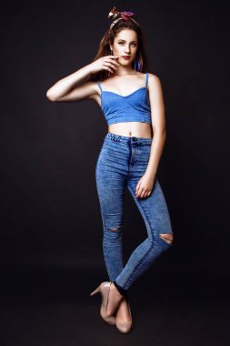 Siyah arka plan üzerine genç kadının fotoğrafını stüdyo.