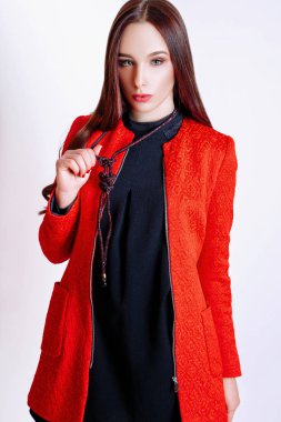 Beyaz arka plan üzerinde genç esmer kadın stüdyo fotoğrafı
