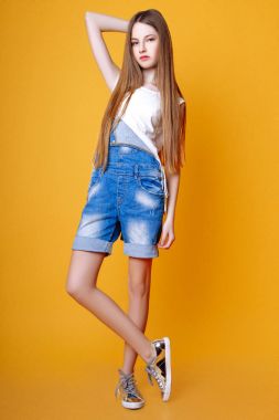 Sevimli kız studio doğa portre poz uzun saçlı genç.