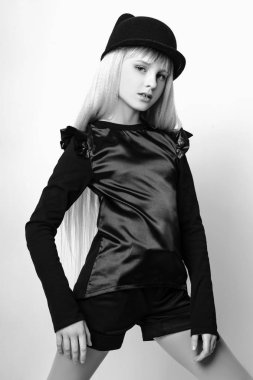 Sevimli kız studio doğa portre poz uzun sarı saçlı genç. Siyah ve beyaz