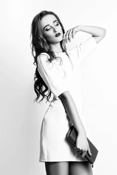 Studiofoto einer jungen Frau auf weißem Hintergrund. schwarz a — Stockfoto