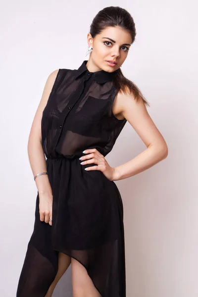 Fashion style studio photo of a cute brunette, on white background. — Stock Photo, Image
