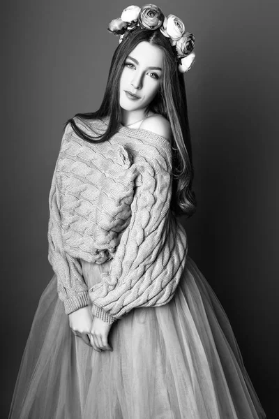 Linda chica adolescente con el pelo largo posando retrato de la naturaleza del estudio. Blanco y negro — Foto de Stock