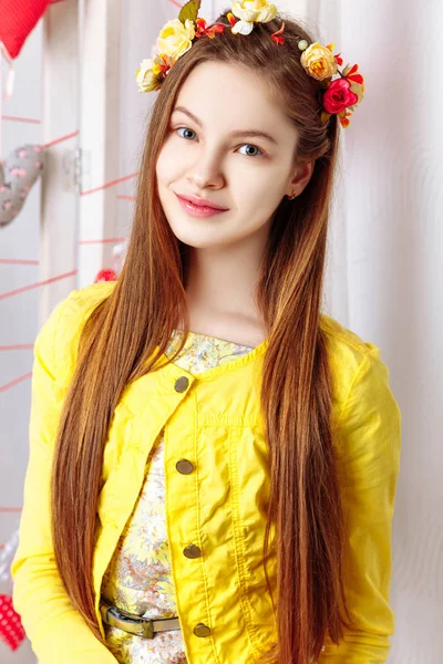 Bella bambina con trucco perfetto e hair-dress — Foto Stock