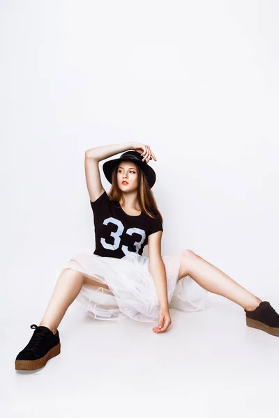 흰색 바탕에 젊은 여자의 스튜디오 사진. — 스톡 사진
