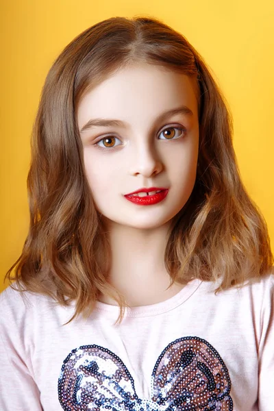 Linda niña con labios rojos posando en el estudio — Foto de Stock