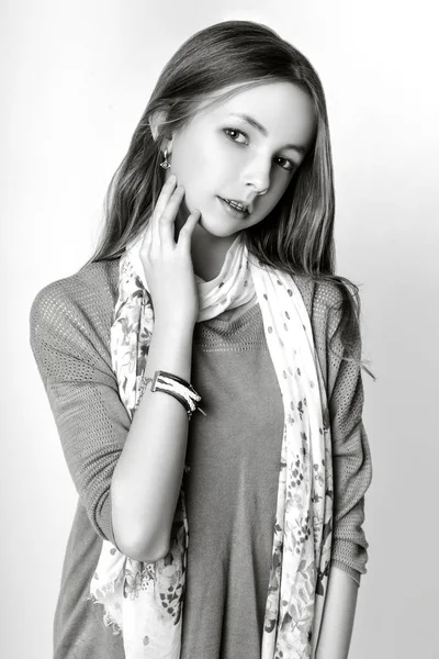Söt flicka teenage med långt hår poserar studio natur porträtt. Svart och vitt — Stockfoto