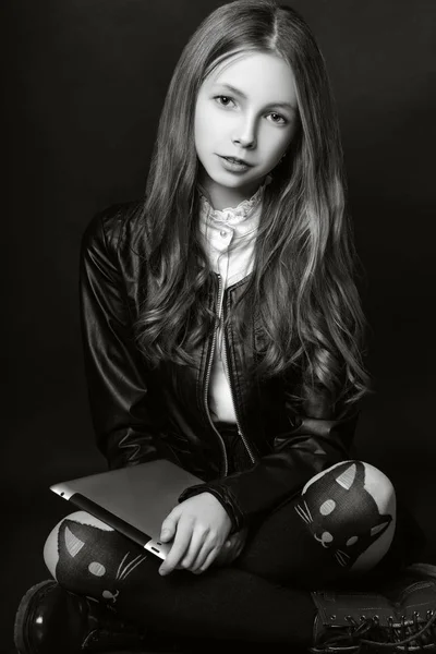 Adolescente mignonne aux cheveux longs posant portrait de nature studio. Noir et blanc — Photo