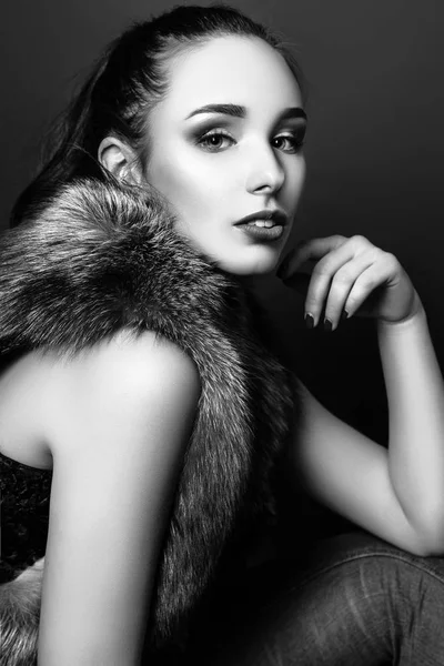 Studio photo de jeune femme brune sur fond noir. Noir et blanc — Photo