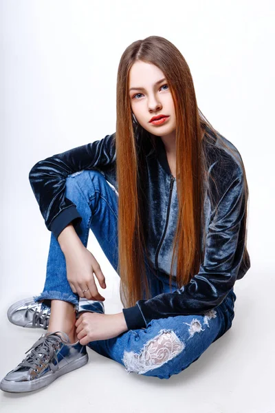 Linda chica adolescente con el pelo largo posando estudio naturaleza retrato — Foto de Stock