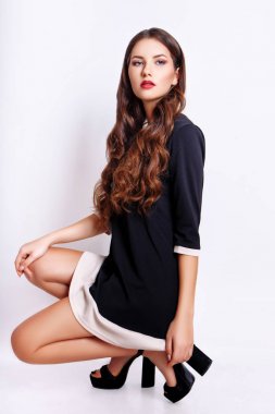 Beyaz arka plan üzerinde genç kadının fotoğrafını stüdyo.