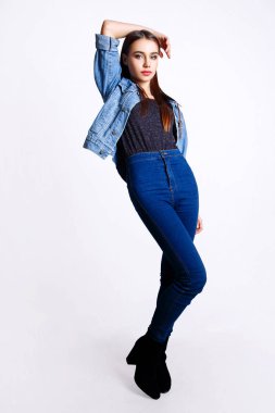 Güzel kadın sihir modeli moda giysiler giymek, rahat tarzı. Oldukça koyu saçlı beyaz arka plan stüdyo yüz.