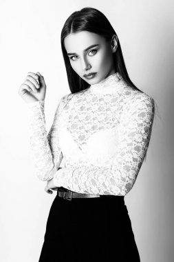 Güzel kadın sihir modeli moda giysiler giymek, rahat tarzı. Oldukça koyu saçlı beyaz arka plan stüdyo yüz. Siyah ve beyaz