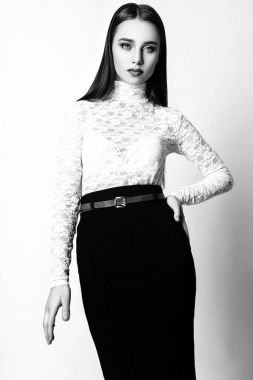Güzel kadın sihir modeli moda giysiler giymek, rahat tarzı. Oldukça koyu saçlı beyaz arka plan stüdyo yüz. Siyah ve beyaz