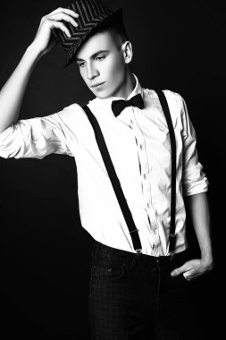 Moda fotoğraf genç model adam siyah arka plan üzerine. Çocuk poz. Studio fotoğraf. Siyah ve beyaz