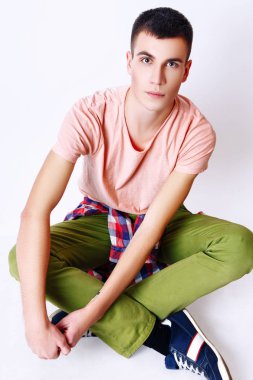 Moda fotoğraf genç model adam beyaz arka plan üzerinde. Çocuk poz. Studio fotoğraf.