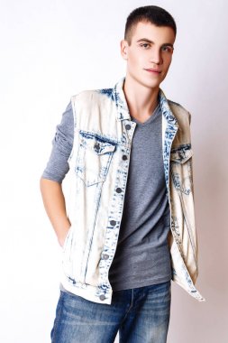 Moda fotoğraf genç model adam beyaz arka plan üzerinde. Çocuk poz. Studio fotoğraf.