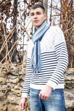 Moda fotoğraf genç model adam sokakta. Poz çocuk.