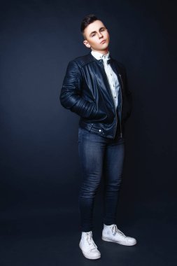 Moda fotoğraf genç model adam siyah arka plan üzerine. Çocuk poz. Spor muhabiri. Studio fotoğraf.