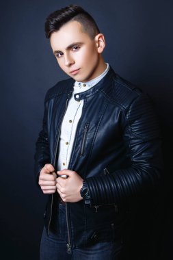 Moda fotoğraf genç model adam siyah arka plan üzerine. Çocuk poz. Spor muhabiri. Studio fotoğraf.