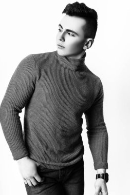 Moda fotoğraf genç model adam beyaz arka plan üzerinde. Çocuk poz. Spor muhabiri. Studio fotoğraf. Siyah ve beyaz