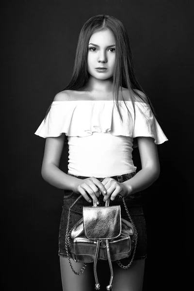 Niedliches Mädchen Teenager mit langen Haaren posiert Studio Natur Porträt. schwarz-weiß — Stockfoto