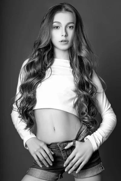 Sevimli kız studio doğa portre poz uzun kıvırcık saçlı genç. Siyah ve beyaz — Stok fotoğraf