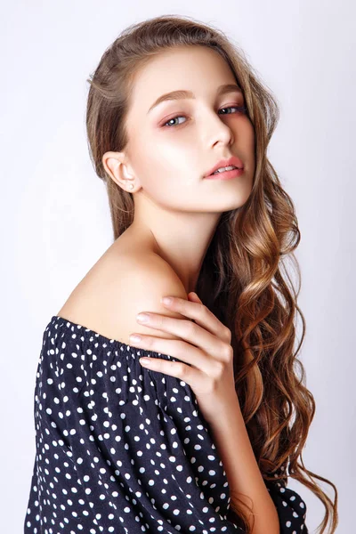 Tizenéves jelentő studio természet portré hosszú göndör haj aranyos lány — Stock Fotó