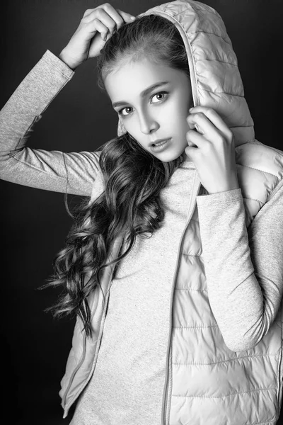 귀여운 포즈 스튜디오 자연 세로 긴 곱슬 머리 십 대 소녀. 흑인과 백인 — 스톡 사진