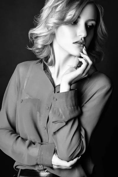 Studiofoto einer jungen blondgelockten Frau auf schwarzem Hintergrund. schwarz-weiß — Stockfoto